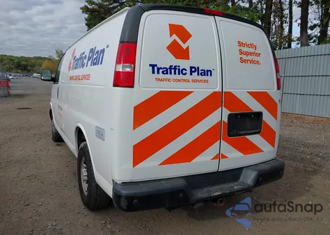 2018 Chevrolet Express 2500 Work Van z USA, uszkodzony, nr VIN 1GCWGAFP2J1336681